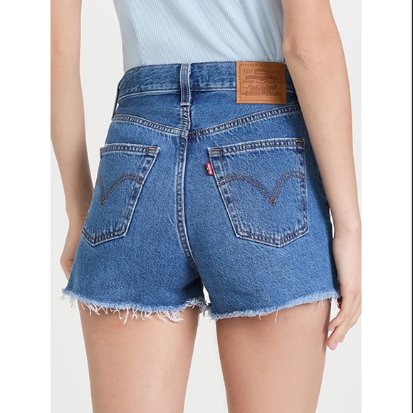 Levi’s Ribcage Shorts - Picture 2 of 2